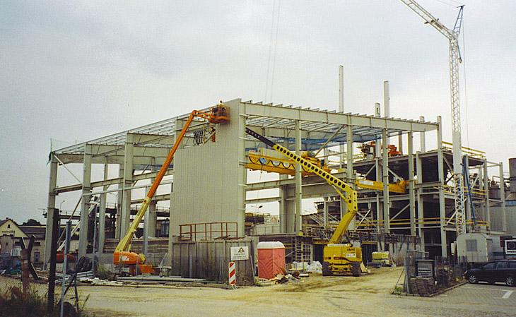 Neubau Schmelzhalle, Putzereihalle und Dachsanierung in Ortrand - Dach ACR 35/100 und Wand ACW 35/100 - HGB Hallen- und Gewerbebau Dresden GmbH