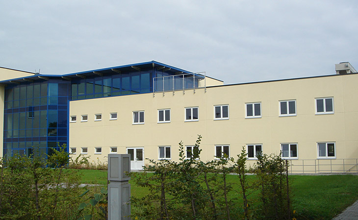 Neubau Bürogebäude und Laborgebäude mit Produktionsanbau und Pförtneranbau in Radeberg - HGB Hallen- und Gewerbebau Dresden GmbH