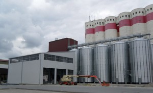 Neubau Be- und Entladehalle, Erweiterung Maschinenhaus, Flächenfundamente für Silos - Hallenbau Bischofswerda